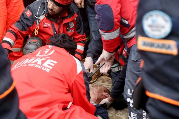 Desgarradoras imágenes: Albania llora a sus muertos producto de potente sismo