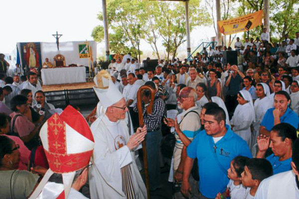 Católicos presencian ordenación del nuevo jerarca eclesial del sur