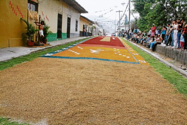 Preparan alfombras de aserrín en oriente