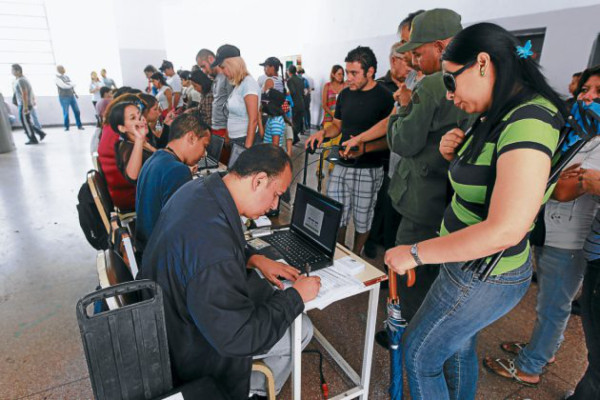 Venezolanos asistieron masivamente a elecciones