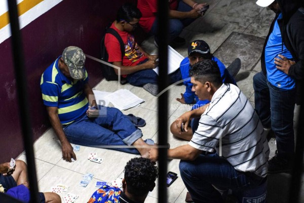 Precariedad y hacinamiento, la vida de migrantes en campamento improvisado