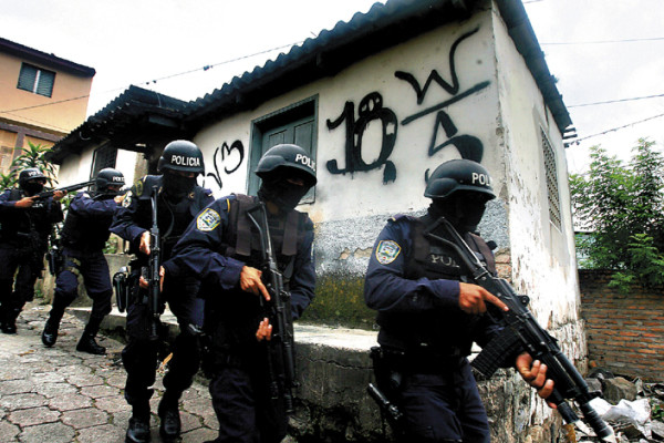 Policía recupera diez viviendas ocupadas por pandilleros en la capital de Honduras