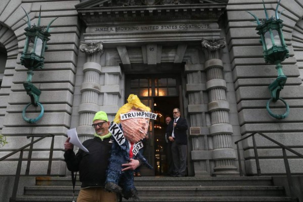 Corte mantiene bloqueo a decreto antimigratorio; Trump advierte que dará lucha