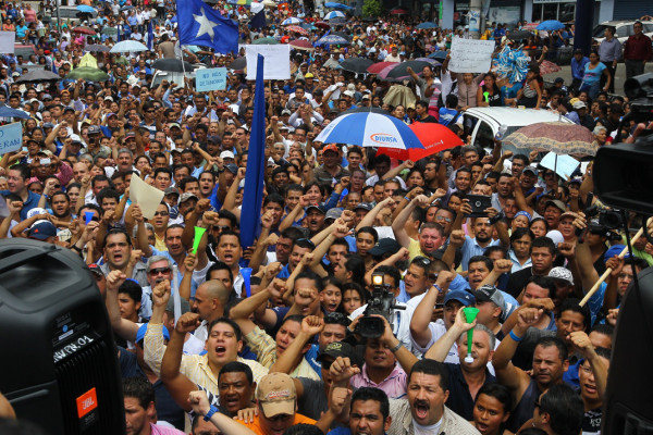 Partido Nacional marcha para exigir inscripción