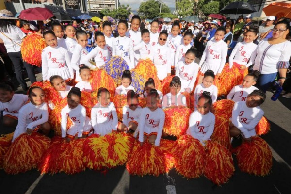 Escolares hondureños rinden homenaje a la Patria llenó de color y sonrisas  