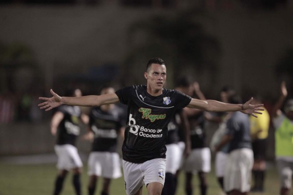 paliza y baile al León en el progreso