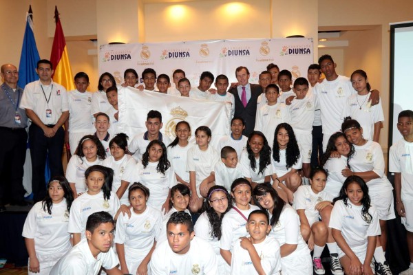Butragueño departió con niños y niñas de la Escuela Formando Campeones