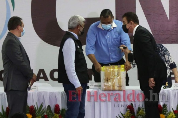 Partidos acuden al CNE y presentan planillas en los tres niveles electivos (FOTOS)