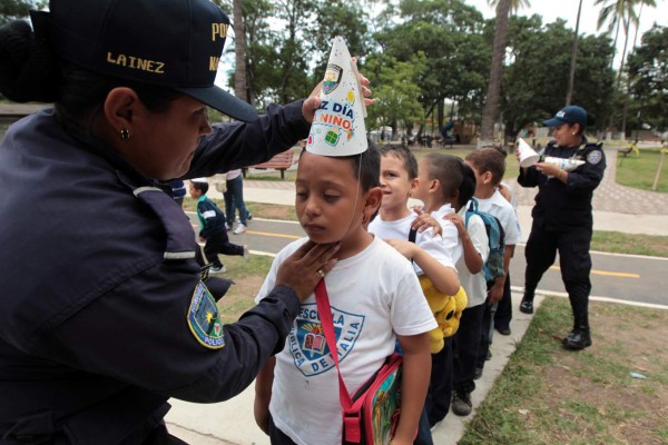 Policías celebran el Día del Niño