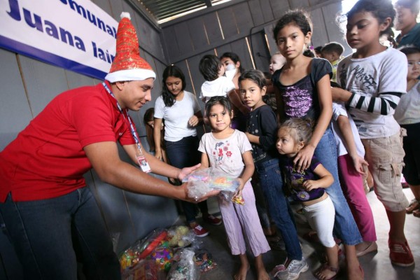 Honduras: En las faldas del cerro Juana Laínez decenas de niños fueron agasajados