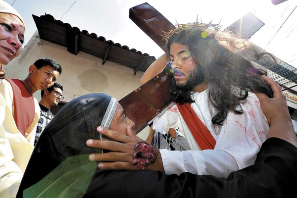 Fe y devoción de hondureños en solemne procesión del Vía Crucis