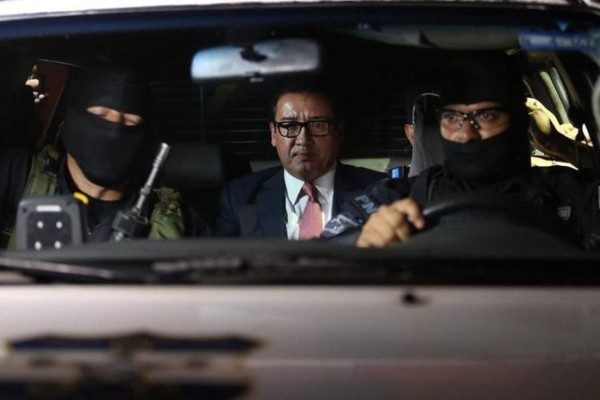 Procesan a exfiscal salvadoreño por revelar conversación de un sacerdote