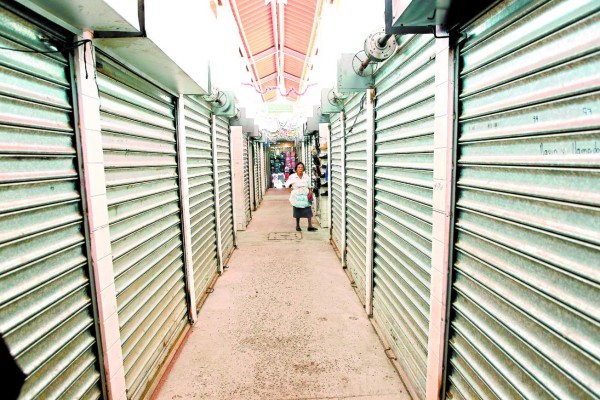 Puestos del Colón continúan cerrados