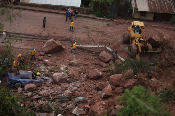 Desprendimiento de rocas a punto de causar tragedia en la Villa Nueva
