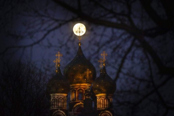 Las espectaculares imágenes que nos deja la Superluna rosa