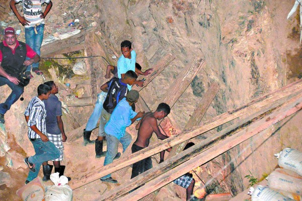 Exhaustiva y angustiosa labor de cuerpos de socorro