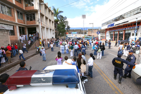 Empleados de Salud reclaman pago de salarios