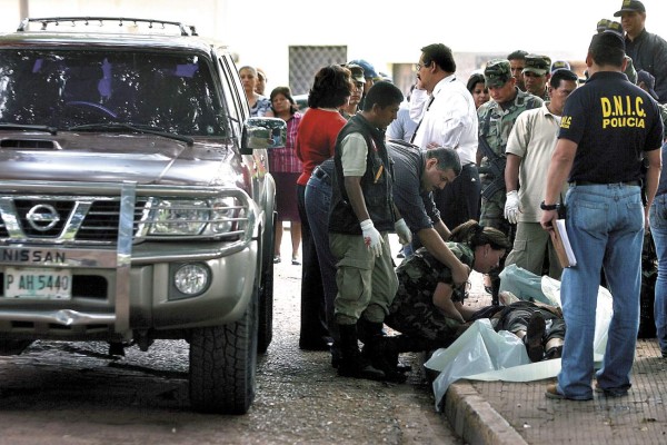 Testigos queman a policías por crimen de Julián Arístides González