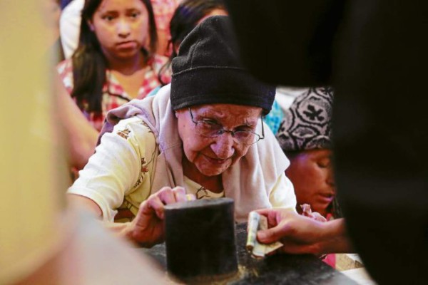 Agradecimiento y fe en el altar de la soberana