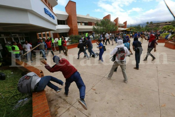En Fotos: Así se vivió el zafarrancho entre universitarios y miembros de seguridad al interior de la UNAH