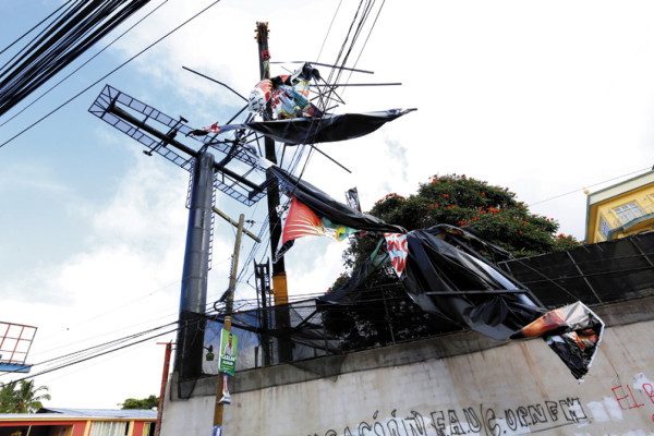 Realizan retiro de vallas ilegales