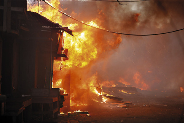 Voraz incendio arrasa con seis mercados de la capital de Honduras