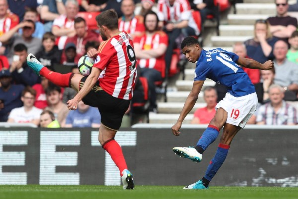 Mánchester United sigue pugna por Champions tras imponerse 3-0 al Sunderland