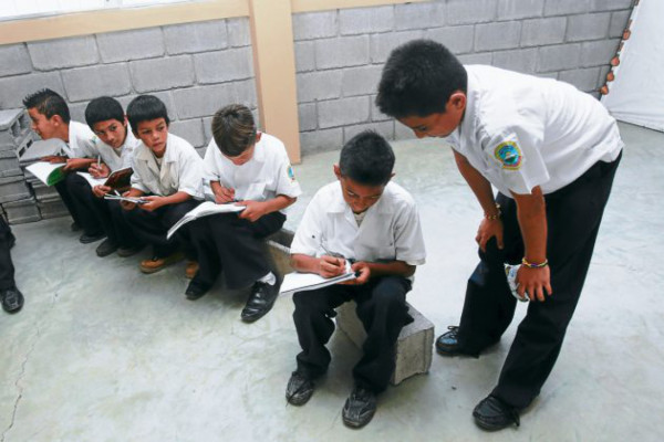 Tegucigalpa: Unos 300 niños reciben clases sentados en bloques