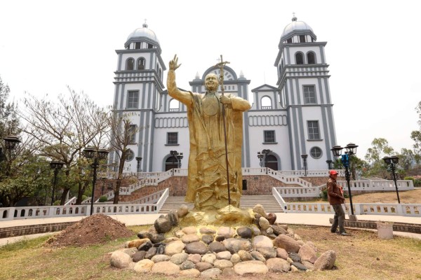 Terminado monumento al Papa 'mensajero de la paz”
