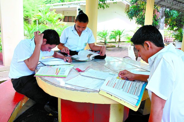 En la recta final primera generación de maestros tras cierre de normales