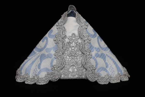 Honduras: Devotas cambian el ropaje que posee la Virgen de Suyapa