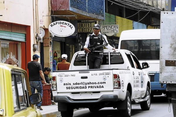 Al menos tres homicidios diarios en la capital