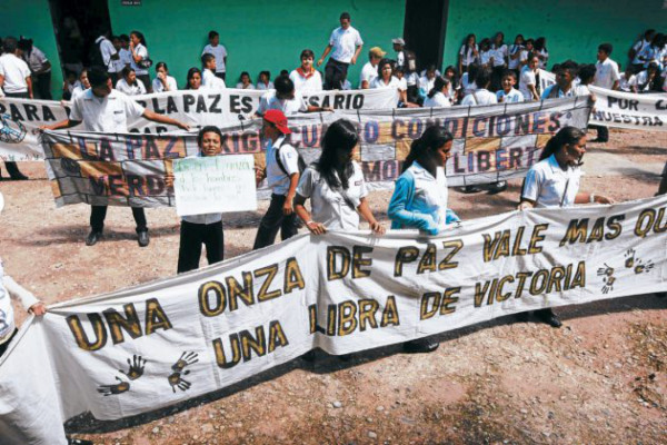 Jóvenes de la capital de Honduras marchan a favor de la paz