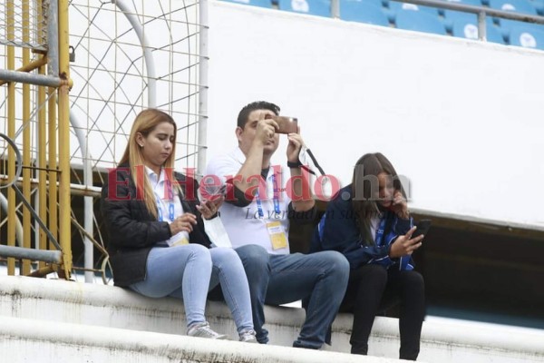 Ambientazo se vive en el duelo entre Honduras vs El Salvador (FOTOS)