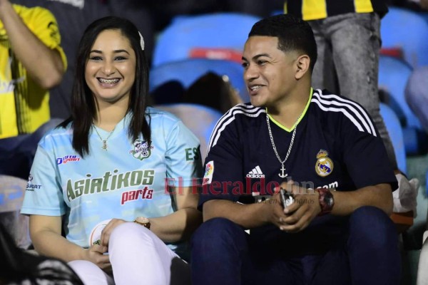 FOTOS: Sonrientes y bellas, las mujeres que acudieron al estadio Morazán