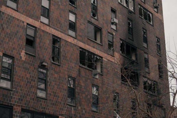 Luto y cenizas: las imágenes tras el incendio más mortífero en 30 años en Nueva York