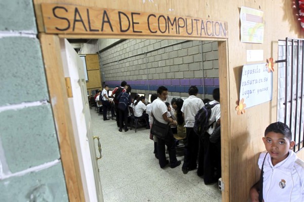 Padres anuncian protestas en contra de fusión de escuelas