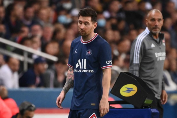 ¿Problemas en el PSG? Messi se fue a la banca serio y negándole el saludo a Pochettino