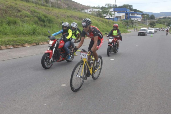 Así fue la llegada de Bryan Mendoza, el ganador Élite de la Sexta Vuelta Ciclística