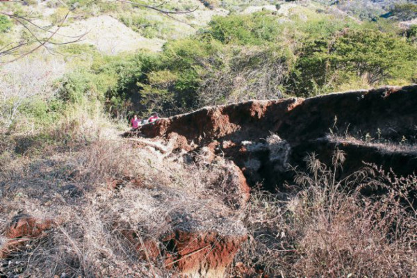 Piden evacuar a quienes habitan cerca de hundimientos