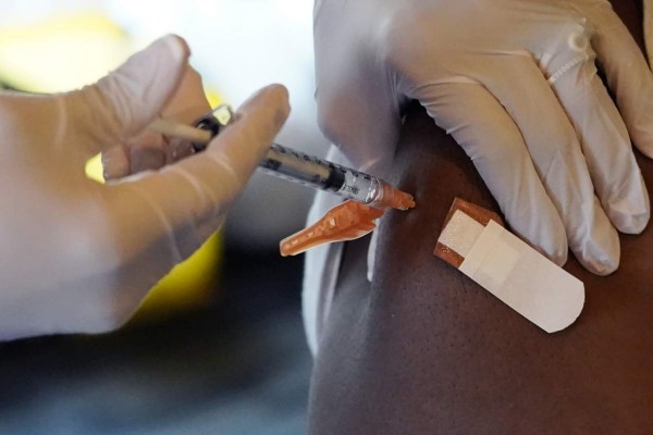 Factores que incrementan el riesgo de contagiarse de covid después de vacunarse (FOTOS)  