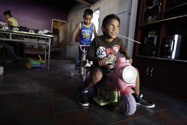 Hermanitos Hernández reciben donaciones en su nuevo hogar