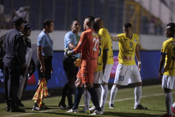 Presionados árbitros hondureños por Torneo Apertura