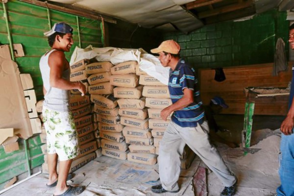 Empresarios y gobierno negocian precio de cemento