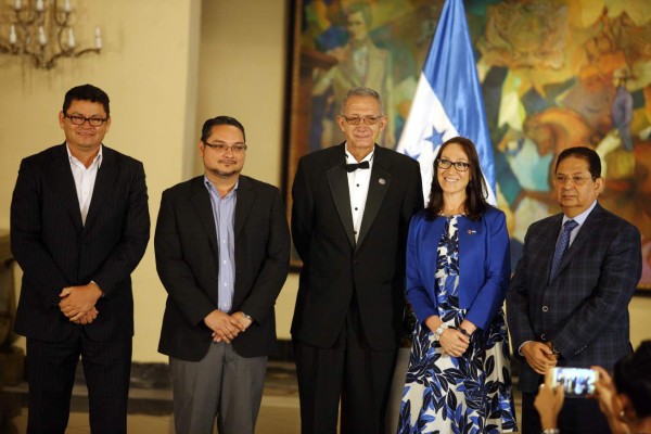 Entregan premios nacionales de Ciencia, literatura y Arte