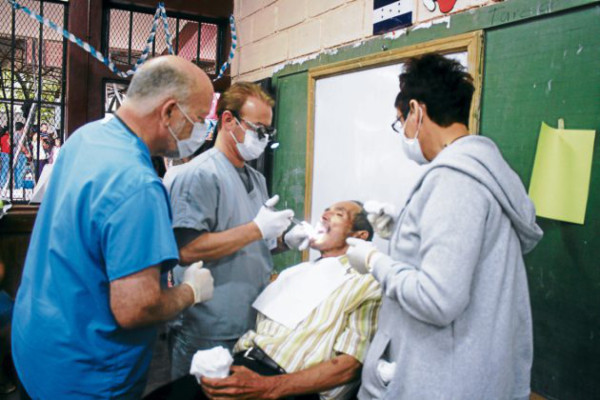 Especialistas de Cleveland, Ohio, brindan atenciones médicas gratis