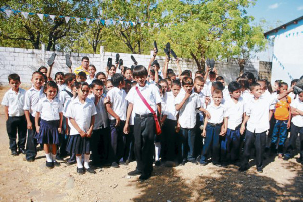 Niños de escuela Proto Esteban Guillén sustituyeron sus viejos zapatos