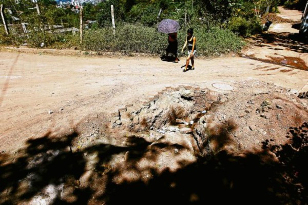 Hundimiento en calle principal de aldea Suyapa