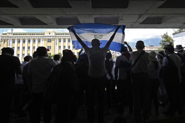 'Bukele, dictador': Salvadoreños protestan contra el bitcóin y el autoritarismo