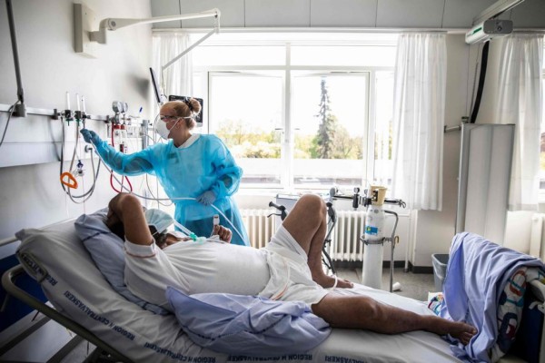 FOTOS: El día a día del personal de salud en el mundo, del hospital a casa